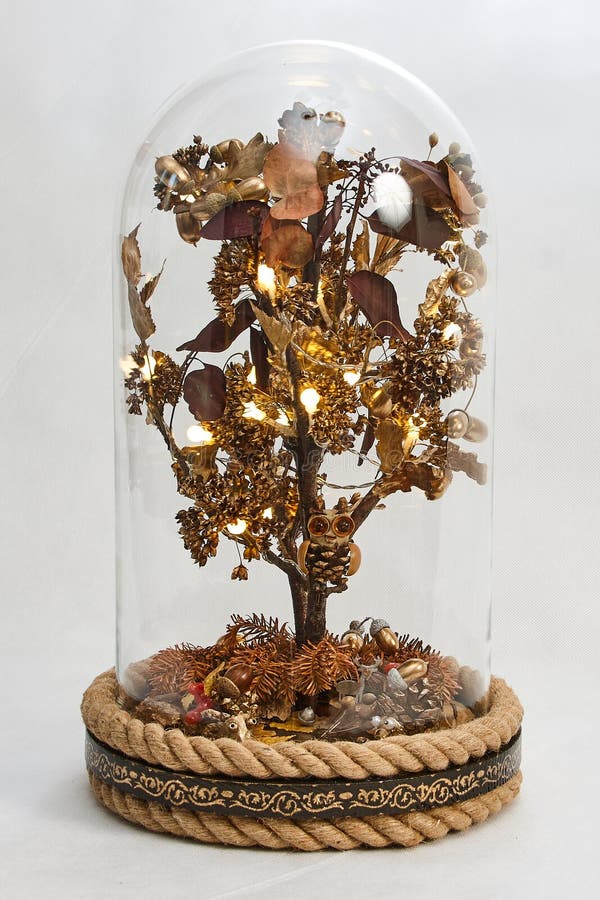 Een Magische Boom onder een Glaskoepel stock fotografie Een Magische Boom onder een Glaskoepel stock fotografie