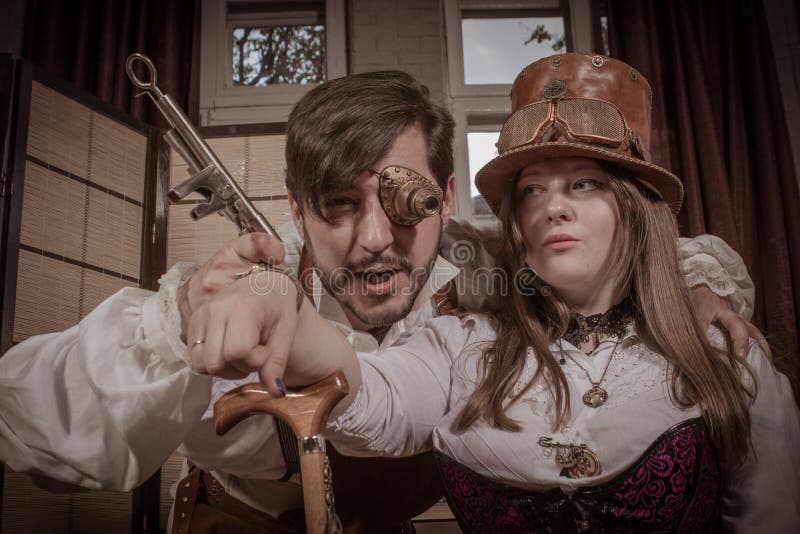 Een man doet een tatoegering voor een vrouw, wijnoogst steampunk royalty-vrije stock fotografie Een man doet een tatoegering voor een vrouw, wijnoogst steampunk royalty-vrije stock fotografie