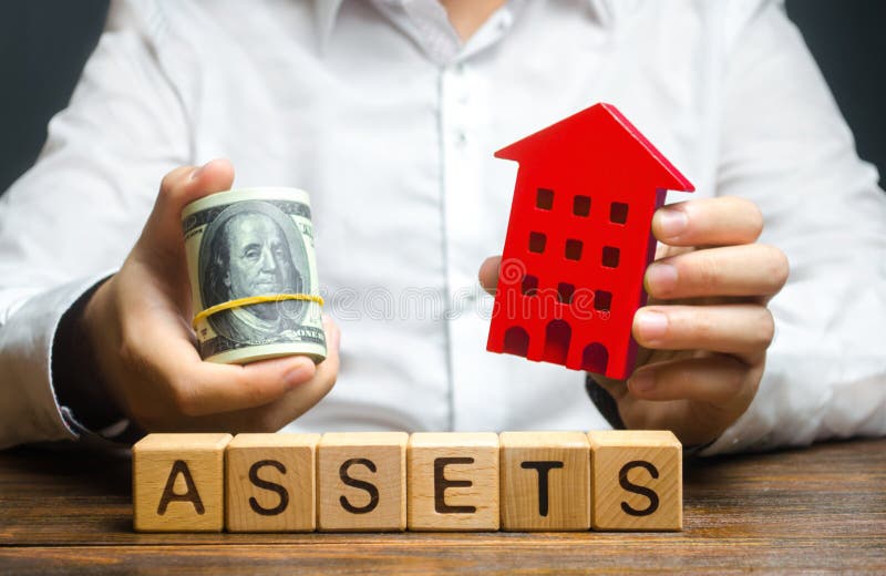 Een man houdt een rood huis en een stuk dollars over het woord Assets Aangifte van inkomsten en belastingen, controle van eigendo