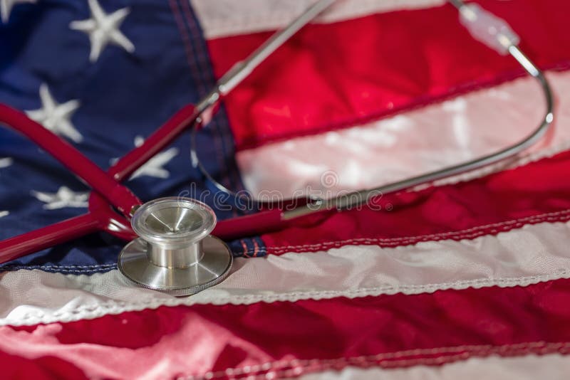 Een Medische Stethoscoop op een Amerikaanse Vlag die Healthcar vertegenwoordigen royalty-vrije stock afbeelding Een Medische Stethoscoop op een Amerikaanse Vlag die Healthcar vertegenwoordigen royalty-vrije stock afbeelding