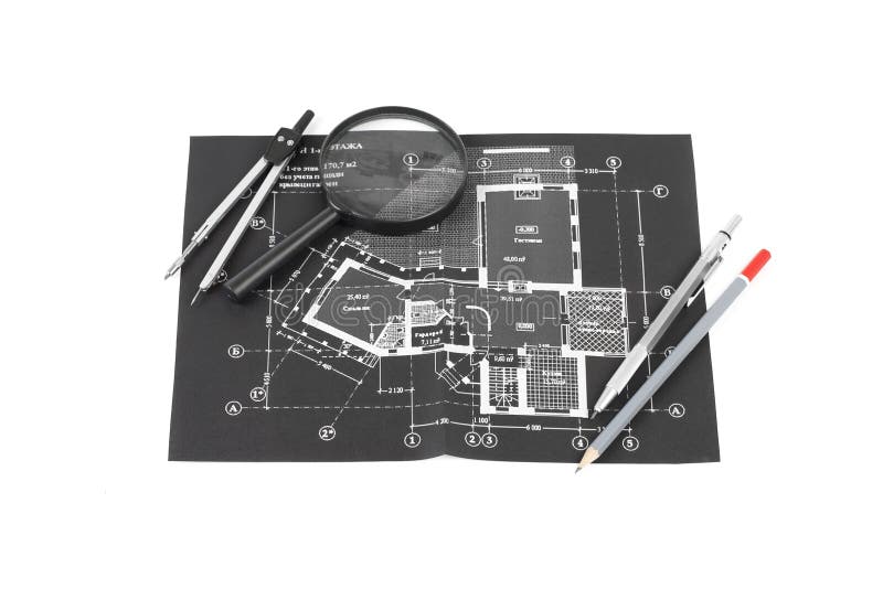 Een meer magnifier kompas, en potloden over een bouwtekening o stock foto's Een meer magnifier kompas, en potloden over een bouwtekening o stock foto's