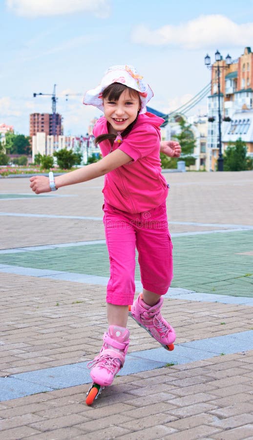 Een meisje dat snel op Rolschaatsen loopt royalty-vrije stock fotografie Een meisje dat snel op Rolschaatsen loopt royalty-vrije stock fotografie