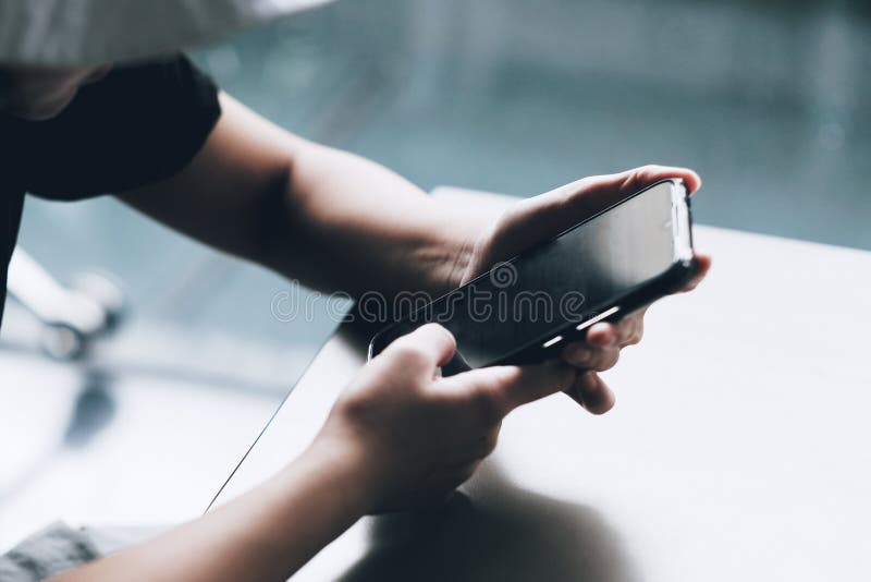 Een meisje die zwarte smartphone voor online het winkelen gebruiken royalty-vrije stock foto's Een meisje die zwarte smartphone voor online het winkelen gebruiken royalty-vrije stock foto's