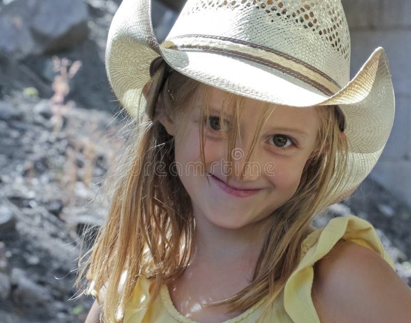 Een meisje en een Hoed van de Cowboy royalty-vrije stock foto's Een meisje en een Hoed van de Cowboy royalty-vrije stock foto's