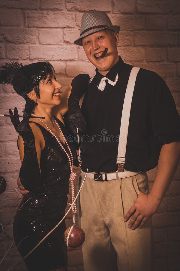 Een meisje met kort zwart haar met een verband met lovertjes en veren op haar hoofd in een kleding met lovertjes in Chicago stock foto's Een meisje met kort zwart haar met een verband met lovertjes en veren op haar hoofd in een kleding met lovertjes in Chicago stock foto's