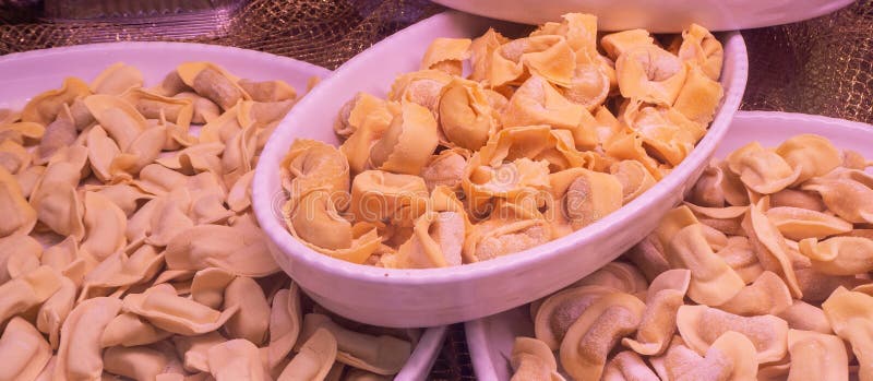 Een mengeling van verschillend soort ravioli, een huis maakte traditioneel voedsel van Italië stock foto's Een mengeling van verschillend soort ravioli, een huis maakte traditioneel voedsel van Italië stock foto's