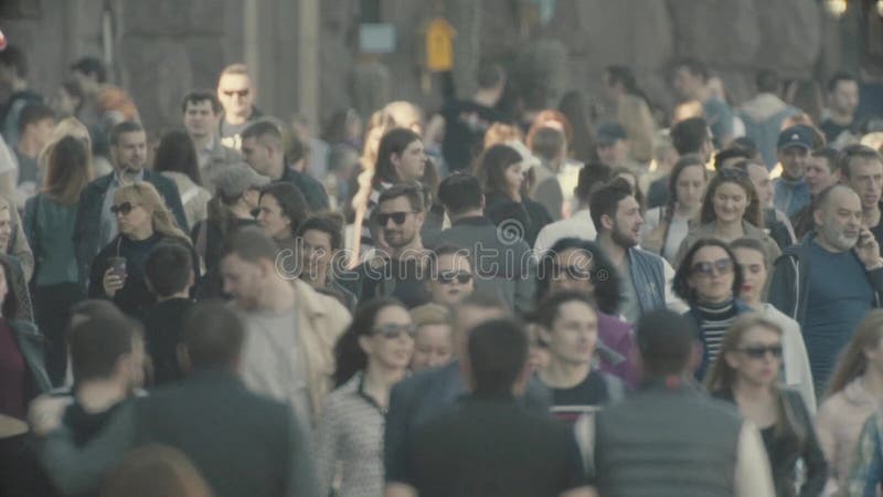 Een menigte mensen die door de straat wandelen Langzame beweging Kiev Oekraïne