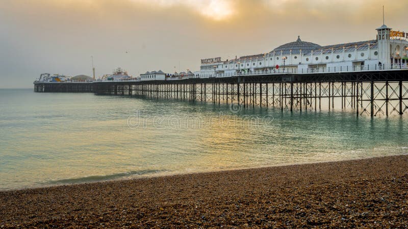 Een mening van Brighton Pier op een mooie de winteravond vlak vóór zonsondergang van het kiezelsteenstrand royalty-vrije stock foto's Een mening van Brighton Pier op een mooie de winteravond vlak vóór zonsondergang van het kiezelsteenstrand royalty-vrije stock foto's