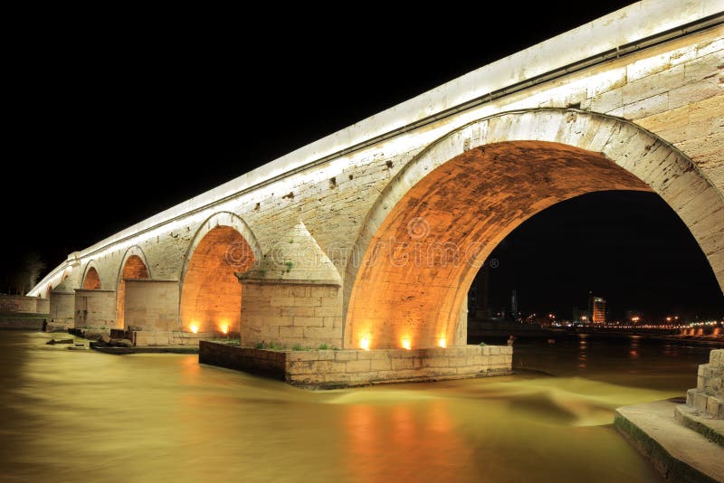 Een mening van een beroemde brug van de Steen in Skopje