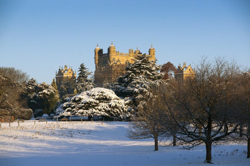 Een mening van het Elizabethaanse Wollaton-Zaalmuseum en de tuinen in de sneeuw in de winter in Nottingham, Nottinghamshire gever royalty-vrije stock foto's Een mening van het Elizabethaanse Wollaton-Zaalmuseum en de tuinen in de sneeuw in de winter in Nottingham, Nottinghamshire gever royalty-vrije stock foto's