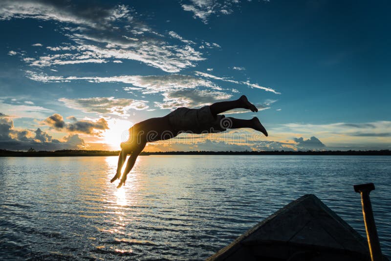 Een mens die in de Amazonas-rivier springen stock afbeelding Een mens die in de Amazonas-rivier springen stock afbeelding