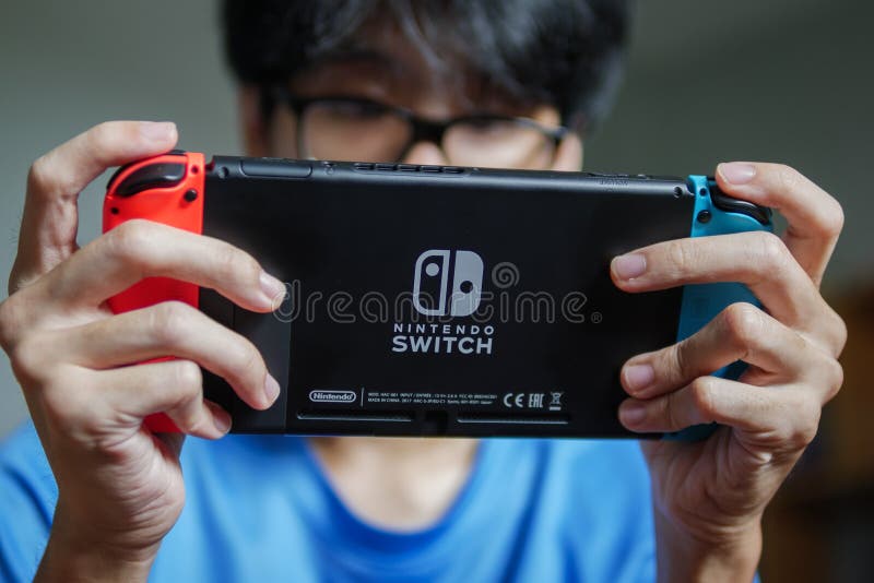 Een mens die Nintendo-Schakelaar spelen stock fotografie Een mens die Nintendo-Schakelaar spelen stock fotografie