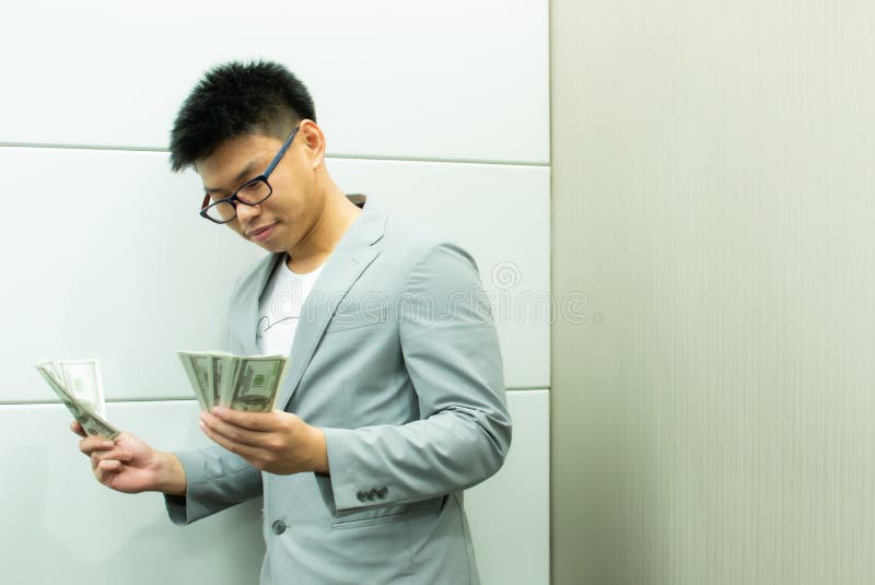 Een mens houdt bankbiljetten stock foto Een mens houdt bankbiljetten stock foto