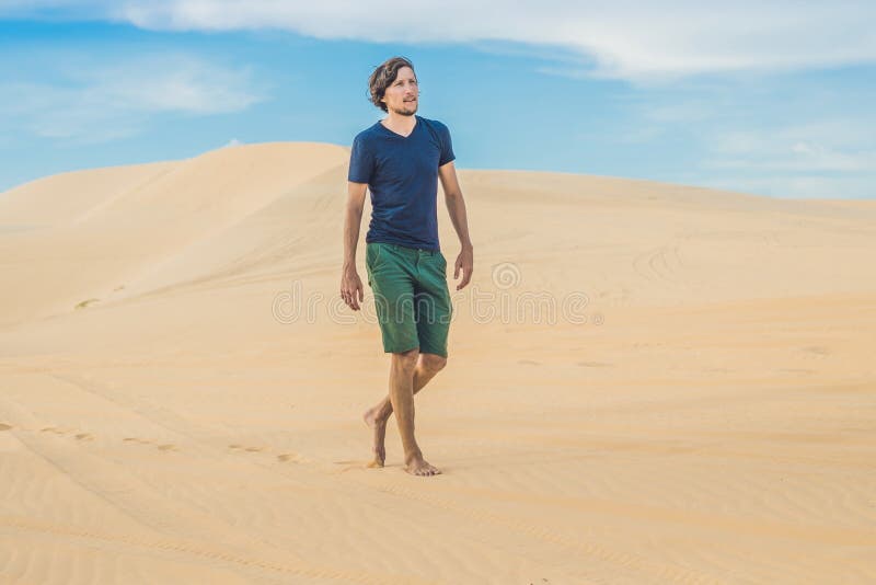 Een mens loopt in de woestijn Vietnam, Mui Ne stock afbeeldingen Een mens loopt in de woestijn Vietnam, Mui Ne stock afbeeldingen