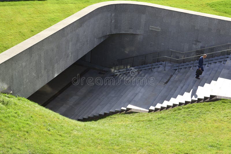 Een mens met een aktentas gaat de treden van de onderdoorgang uit stock fotografie Een mens met een aktentas gaat de treden van de onderdoorgang uit stock fotografie