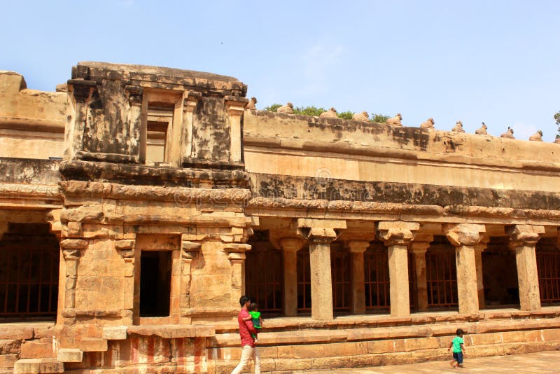 Een mens met kinderen die in de oude Brihadisvara-Tempel in Thanjavur, India lopen stock foto's Een mens met kinderen die in de oude Brihadisvara-Tempel in Thanjavur, India lopen stock foto's