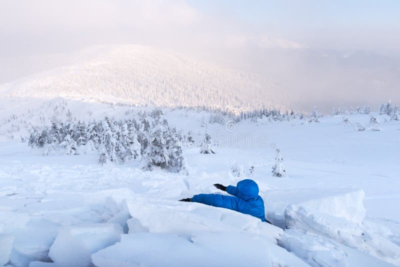 Een mens omvat met een sneeuwlawine royalty-vrije stock afbeelding Een mens omvat met een sneeuwlawine royalty-vrije stock afbeelding