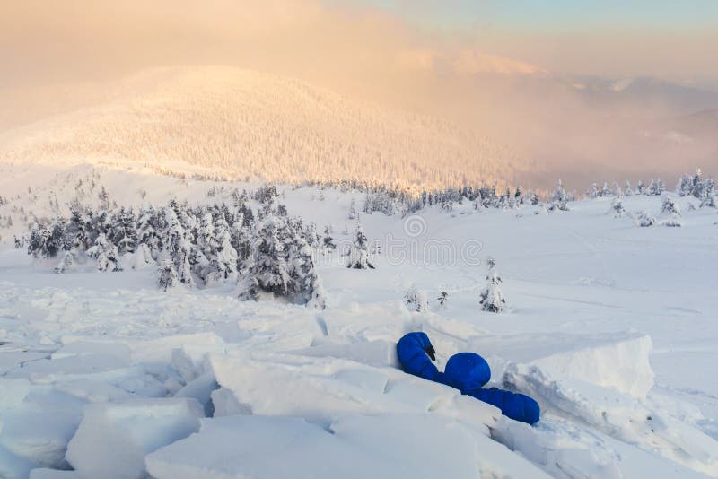 Een mens omvat met een sneeuwlawine royalty-vrije stock afbeelding Een mens omvat met een sneeuwlawine royalty-vrije stock afbeelding