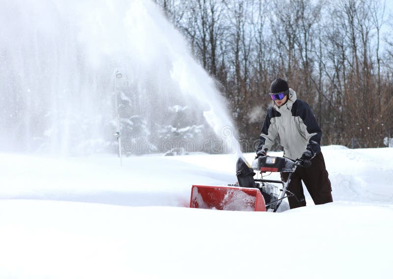 Een mens werkt sneeuw blazende machine