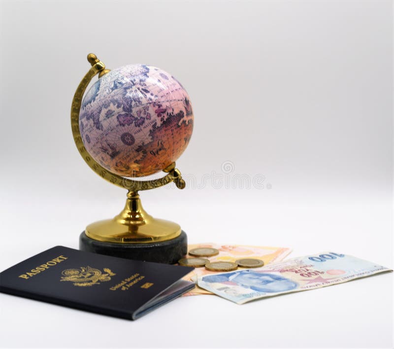 Een mini historische bol, het paspoort van de V.S. en Turkse Lire die in 2018 veel waarde tegen de Amerikaanse dollar verloren stock foto Een mini historische bol, het paspoort van de V.S. en Turkse Lire die in 2018 veel waarde tegen de Amerikaanse dollar verloren stock foto