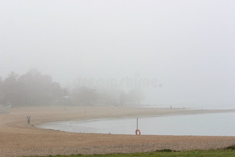 Een mistig strand zeer vroeg in de ochtend royalty-vrije stock afbeeldingen Een mistig strand zeer vroeg in de ochtend royalty-vrije stock afbeeldingen
