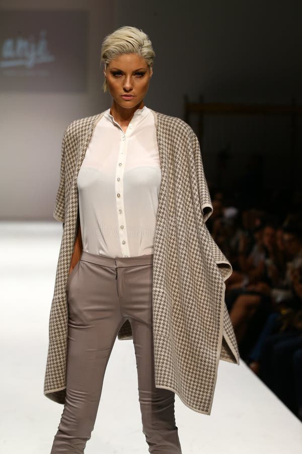 Een model loopt de baan bij de Anje-modeshow tijdens de Lente van 2016 de Manierweek van New York stock afbeeldingen Een model loopt de baan bij de Anje-modeshow tijdens de Lente van 2016 de Manierweek van New York stock afbeeldingen