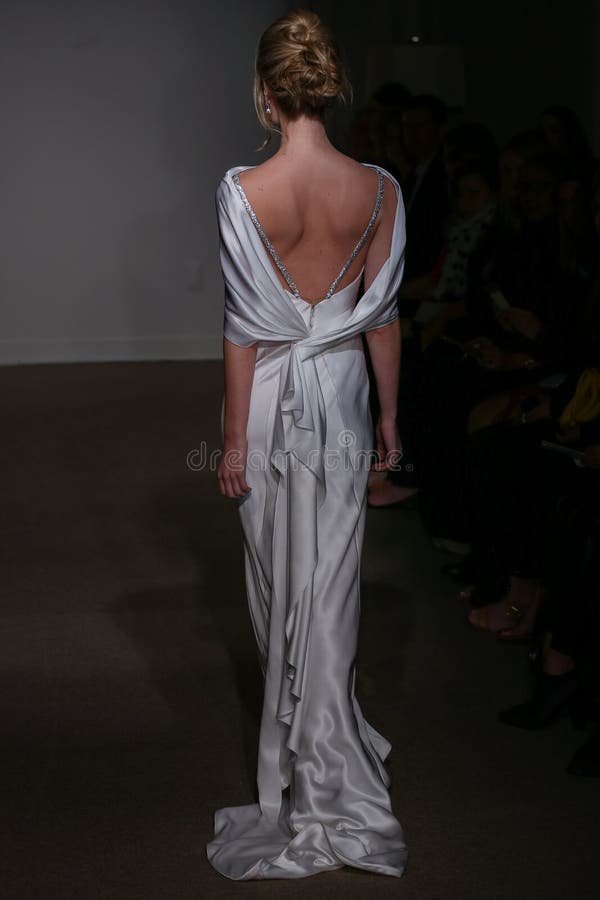 Een model loopt de baan bij de Baan van Anna Maier/van Ulla-Maija Couture Bridal Spring /Summer 2016 toont royalty-vrije stock fotografie Een model loopt de baan bij de Baan van Anna Maier/van Ulla-Maija Couture Bridal Spring /Summer 2016 toont royalty-vrije stock fotografie