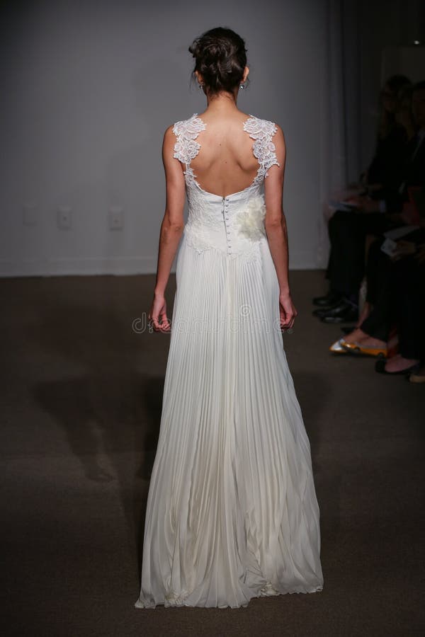 Een model loopt de baan bij de Baan van Anna Maier/van Ulla-Maija Couture Bridal Spring /Summer 2016 toont stock afbeeldingen Een model loopt de baan bij de Baan van Anna Maier/van Ulla-Maija Couture Bridal Spring /Summer 2016 toont stock afbeeldingen