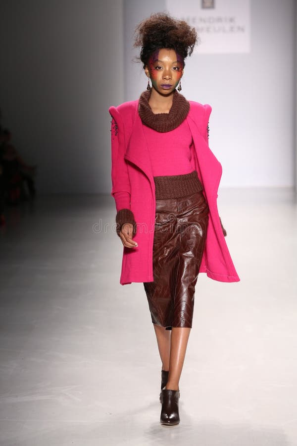 Een model loopt de baan bij de modeshow van FTL Moda tijdens Mercedes-Benz Fashion Week Fall 2015 stock afbeelding Een model loopt de baan bij de modeshow van FTL Moda tijdens Mercedes-Benz Fashion Week Fall 2015 stock afbeelding