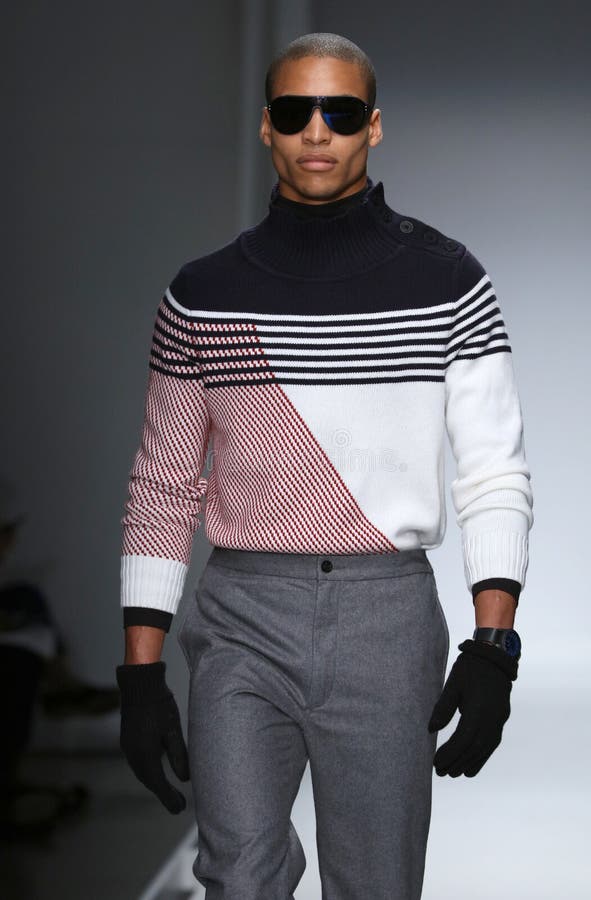 Een model loopt over de catwalk tijdens de Nautica Heren Fall 2016 modeshow stock foto