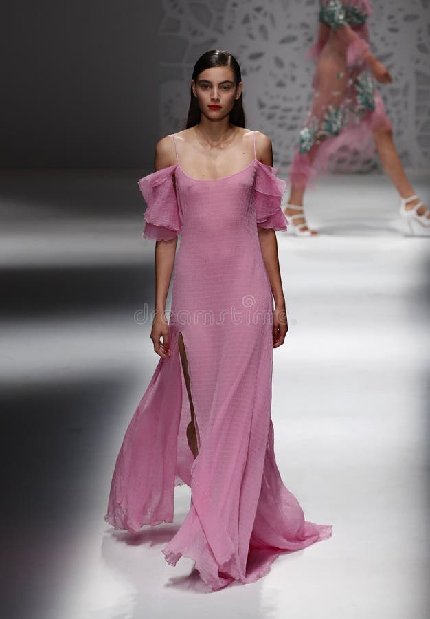 Een model loopt de baan in Blumarine toont tijdens Milan Fashion Week Spring /Summer 2018 royalty-vrije stock afbeelding Een model loopt de baan in Blumarine toont tijdens Milan Fashion Week Spring /Summer 2018 royalty-vrije stock afbeelding