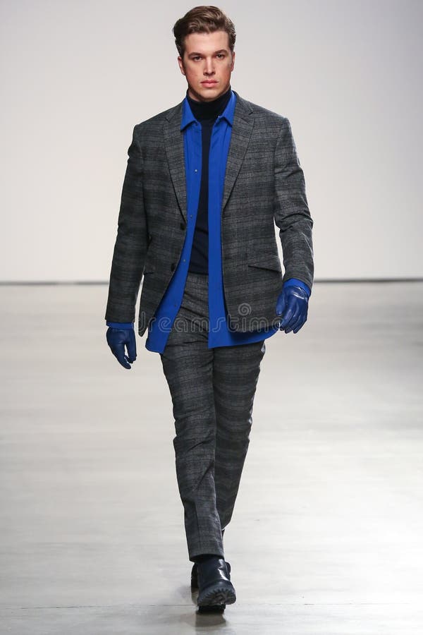 Een model loopt de catwalk op in Perry Ellis Herfst 2015 royalty-vrije stock foto