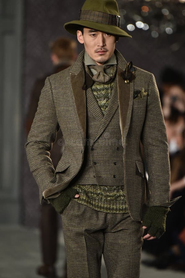 Een model loopt de catwalk op tijdens de Joseph Abboud show royalty-vrije stock foto