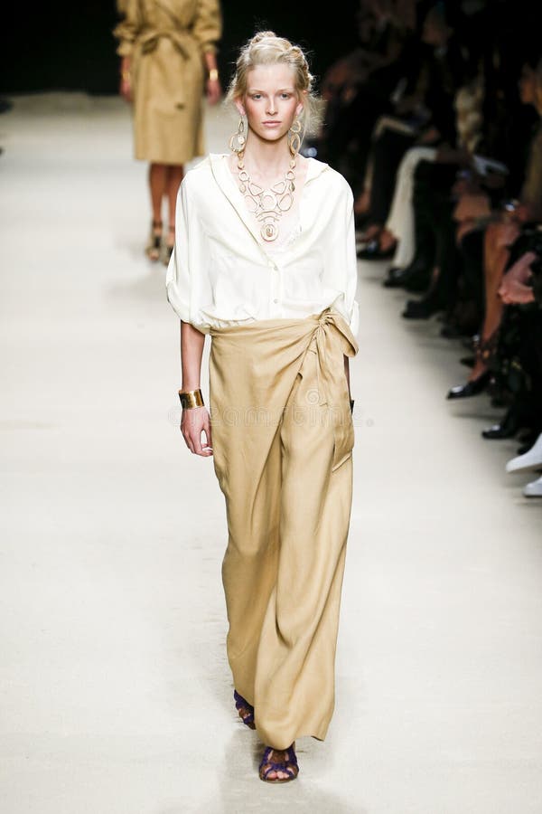 Een model loopt over de catwalk tijdens de Alberta Ferretti modeshow stock afbeeldingen