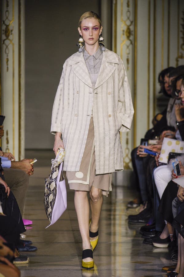 Een model loopt de catwalk op tijdens de Cividini modeshow royalty-vrije stock afbeelding