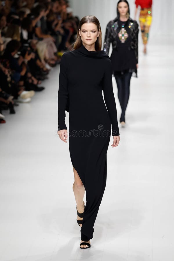 Een model loopt de baan in Versace toont tijdens Milan Fashion Week Spring /Summer 2018 stock afbeeldingen Een model loopt de baan in Versace toont tijdens Milan Fashion Week Spring /Summer 2018 stock afbeeldingen