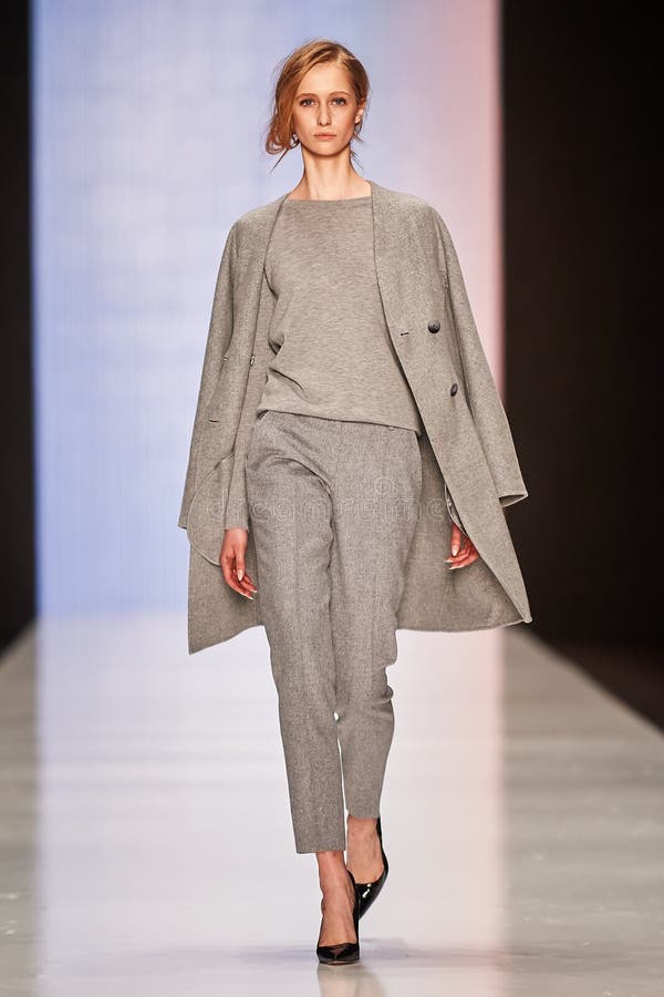 Een model loopt over de catwalk van BGN – Aleksandr Rogov royalty-vrije stock foto