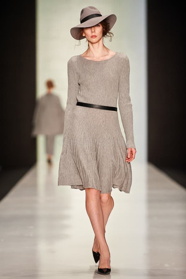 Een model loopt over de catwalk van BGN – Aleksandr Rogov royalty-vrije stock afbeelding