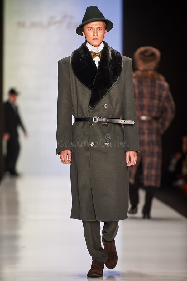 Een model loopt op de loopbrug van SLAVA ZAITSEV royalty-vrije stock afbeeldingen