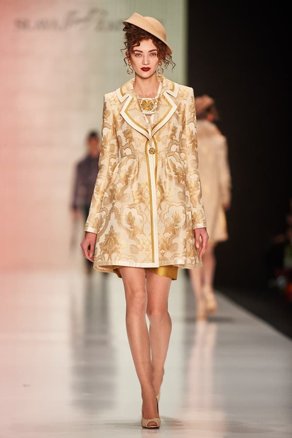 Een model loopt op de loopbrug van SLAVA ZAITSEV royalty-vrije stock foto's