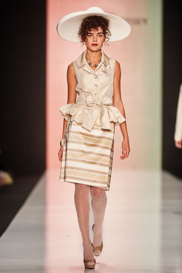 Een model loopt op de loopbrug van SLAVA ZAITSEV stock afbeeldingen