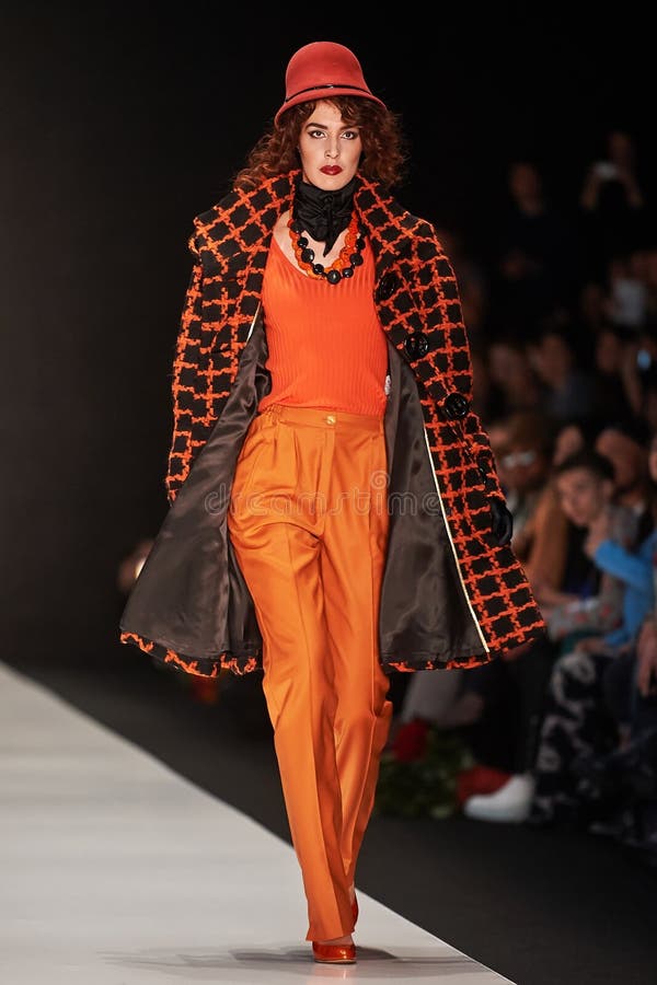 Een model loopt op de loopbrug van SLAVA ZAITSEV stock afbeeldingen