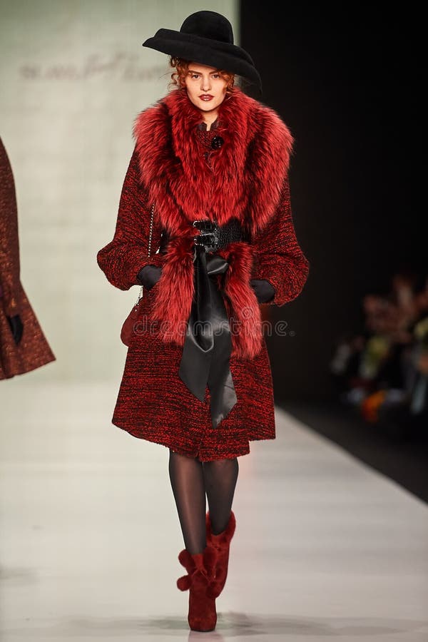 Een model loopt op de loopbrug van SLAVA ZAITSEV royalty-vrije stock fotografie