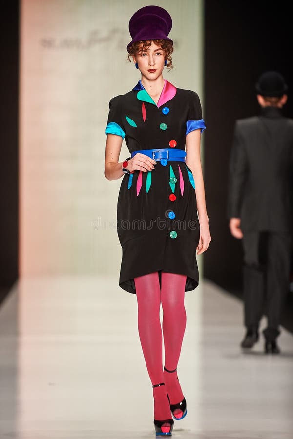 Een model loopt op de loopbrug van SLAVA ZAITSEV royalty-vrije stock afbeeldingen