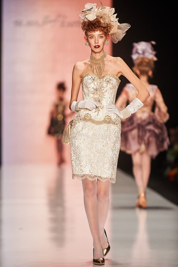 Een model loopt op de loopbrug van SLAVA ZAITSEV stock afbeelding