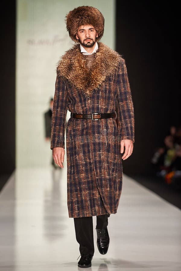 Een model loopt op de loopbrug van SLAVA ZAITSEV stock fotografie