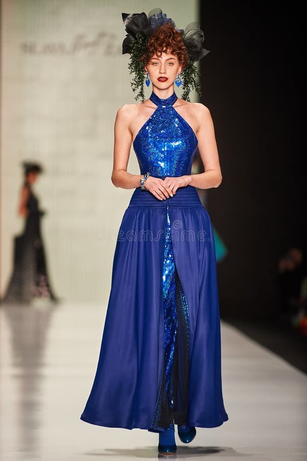Een model loopt op de loopbrug van SLAVA ZAITSEV stock afbeeldingen
