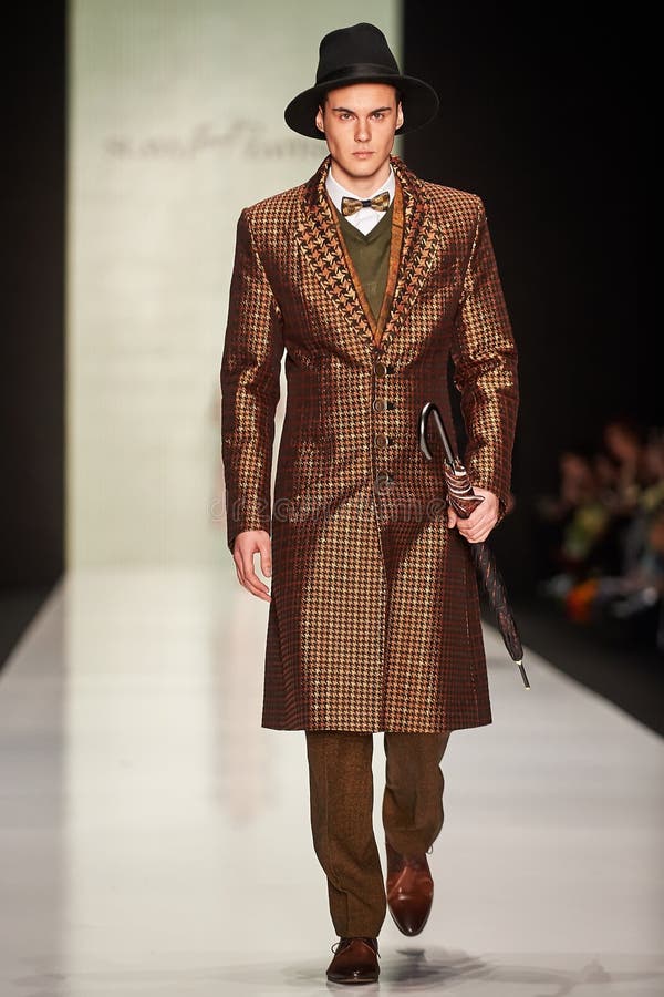 Een model loopt op de loopbrug van SLAVA ZAITSEV royalty-vrije stock afbeeldingen