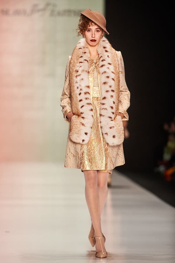 Een model loopt op de loopbrug van SLAVA ZAITSEV stock fotografie