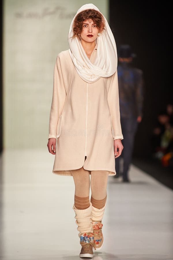 Een model loopt op de loopbrug van SLAVA ZAITSEV royalty-vrije stock foto